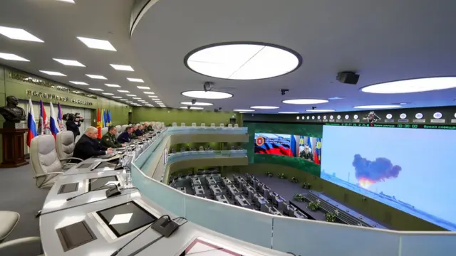 মস্কোর ন্যাশনাল ডিফেন্স সেন্টার থেকে নতুন ক্ষেপণাস্ত্রের পরীক্ষামূলক উৎক্ষেপণ দেখছেন প্রেসিডেন্ট পুতিন