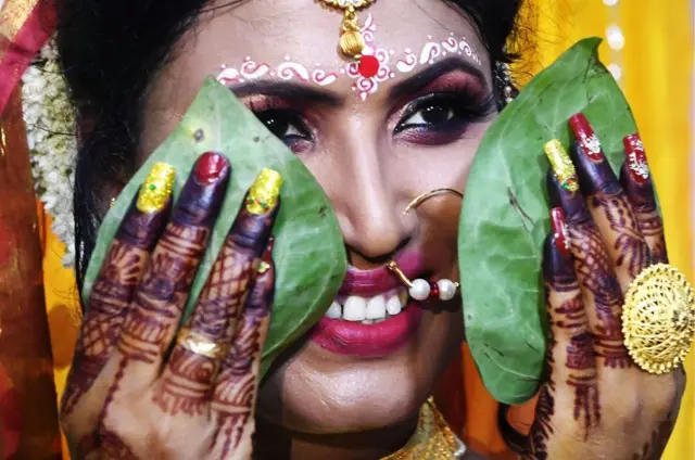 ভারতের কলকাতায় রূপান্তরিত নারী তিস্তা দাস, বিয়ের সময় তিনি ছবি তোলার জন্য পোজ দিয়েছেন