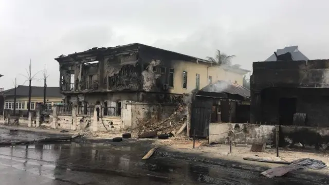 We tori pesin wey dey on ground see photo wetin happun.