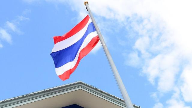 ธงชาติบนเสาธงหน้าศาลาว่าการกระทรวงมหาดไทย