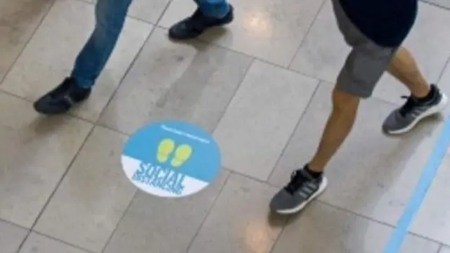 根據最新規定，兩米的安全距離縮短為一米加上其他防疫措施