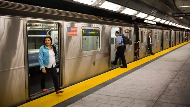 న్యూయార్క్ సిటీ సబ్‌వే మెట్రో రైలు నుంచి బయటకు వస్తున్న ప్రయాణికురాలు