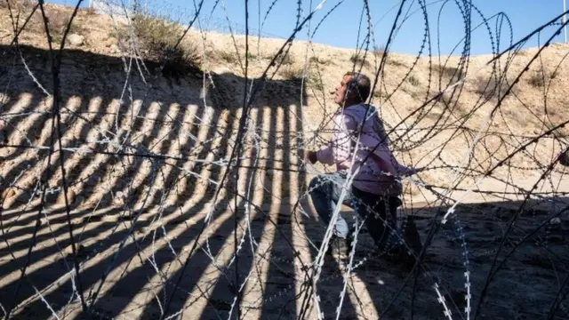 homem na fronteira do México com os EUA