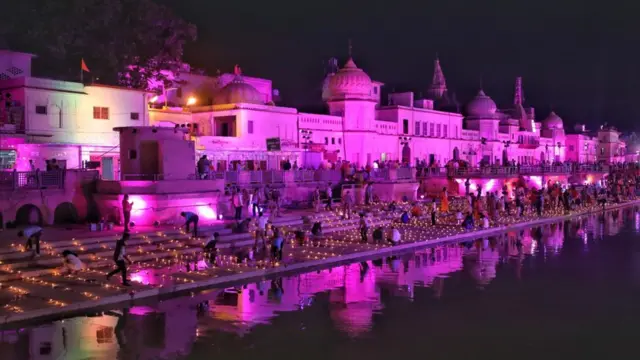 အုတ်မြစ်ချပွဲ မကျင်းပခင်ညမှာ ဟိန္ဒူဘာသာဝင်တွေက မီးထွန်းထားတဲ့ ဖယောင်းတိုင်တွေကို မြစ်ထဲ မျှောခဲ့ကြ