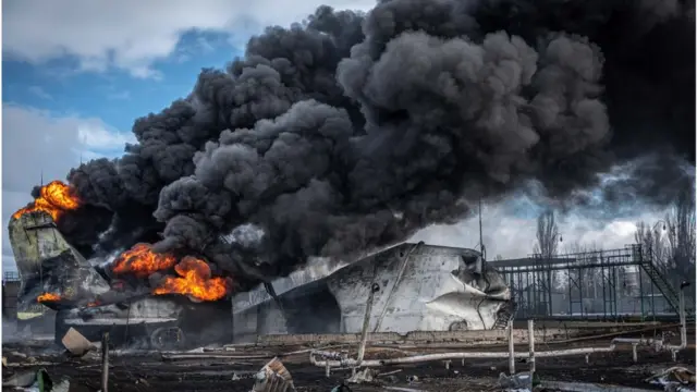 Долати залежність від російсьих та білоруських нафтопродуктів Україні довелося під час війни. На фото - підірвана нафтобаза поблизу Житомира