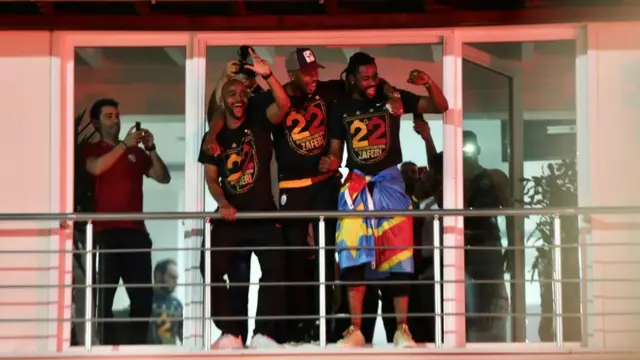 Takımın futbolcuları üzerinde 22. şampiyonluğun adına 22 sayısının olduğu tişörtler vardı