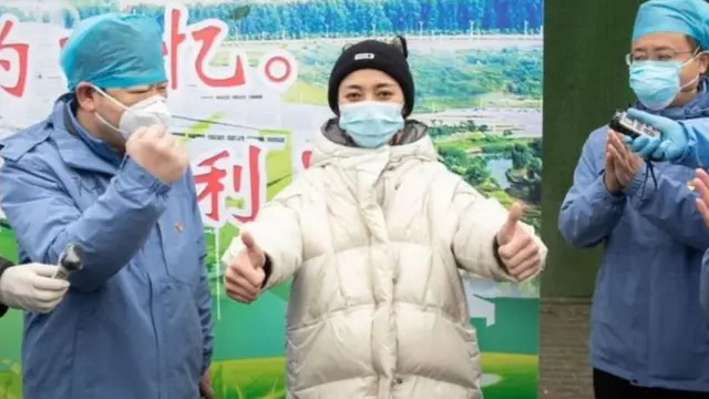 Mgonjwa wa virusi vya corona aliyepona anatoka katika hospitali Fangcang, Wuhan