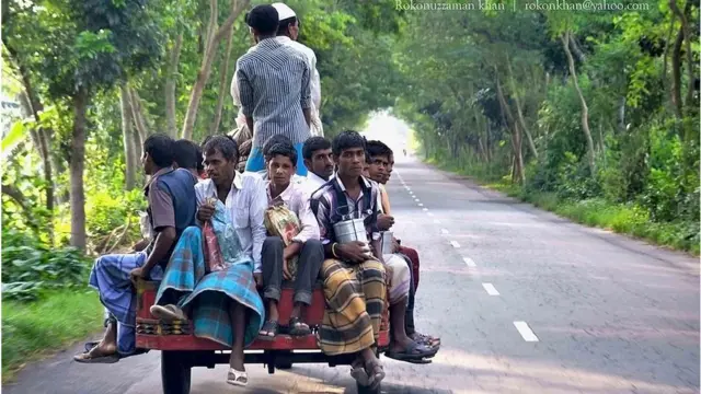 সড়ক দুর্ঘটনার পর চিকিৎসা পেতে অনেক সময় লেগে যায়।