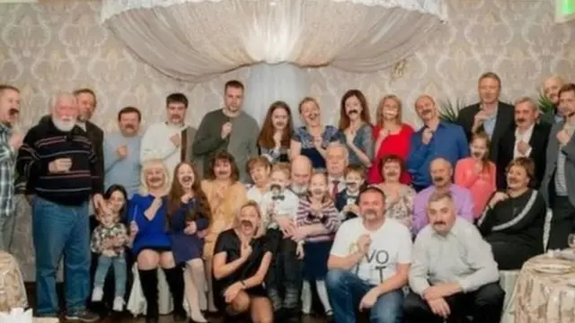 Ruslar Çerşesov'a destek için yapma bıyıklar takıyor.