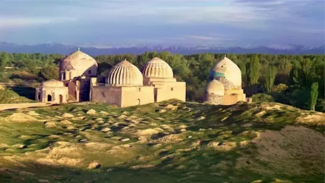 ही समरकंद आहेत. रशियन सैन्य युद्धात विजयानंतर याठिकाणी येत असत.