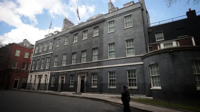 نمایی از داونینگ‌استریت، دفتر کار و منزل رسمی نخست‌وزیر بریتانیا