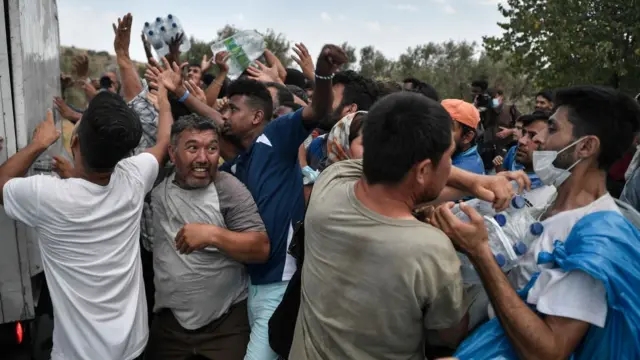 su yardımı almaya çalışan mülteciler