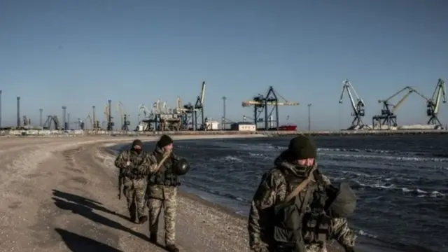 यूक्रेन ने सीमावर्ती इलाक़ों में मार्शल लॉ लगा दिया है