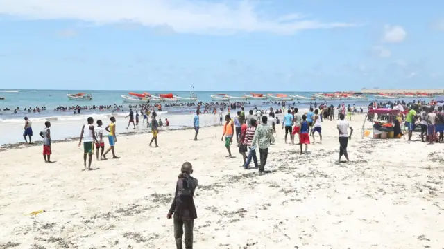 Dad badan ayaa maalin kastaa tago xeebaha Muqdisho si ay u soo daawadaan.