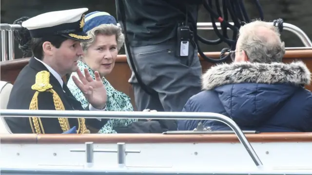 Имельда Стонтон на съемках фильма, в лодке с оператором и актерами