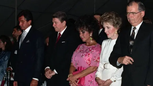 Роналд Реган и Елизабет Тејлор стоје на донаторској вечери