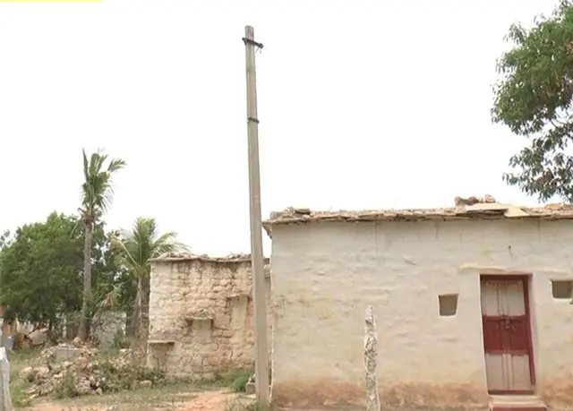 విద్యుత్ వైర్లు తొలగించిన కరెంట్ స్తంభం