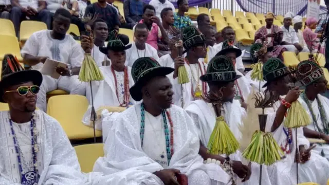 Awọn ẹgbẹ́ awo ninu aṣọ funfun