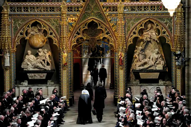 Гостей в Вестминстерское аббатство запускают через западный вход. По левую руку от короткой галереи - могила Исаака Ньютона, по правую - полководца Джеймса Стэнхоупа