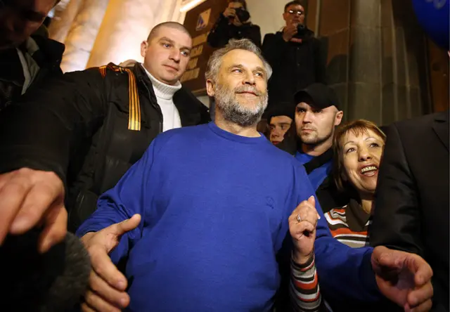 Севастополь. 6 марта. Предприниматель Алексей Чалый, избранный новым мэром Севастополя (в центре), во время митинга в поддержку решения горсовета о присоединении Крыма к России у здания городской администрации. Фото ИТАР-ТАСС/ Станислав Красильников