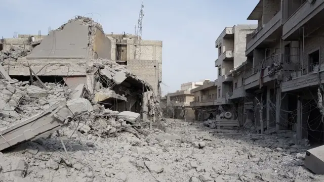 AFP'nin Afrin'den geçtiği, 18 Mart'ta çekilmiş fotoğrafta sokaklardaki enkaz görülüyor