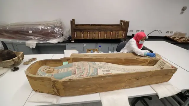 ترميم مقتنيات مقبرة الملك الشاب توت عنخ آمون
