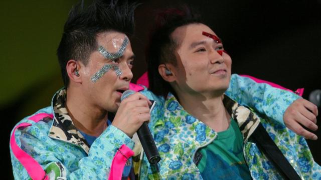 黃耀明（左）與劉以達（右）在九龍紅磡香港體育館舉行演唱會（9/12/2004）