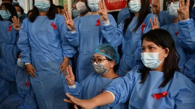 สามนิ้ว