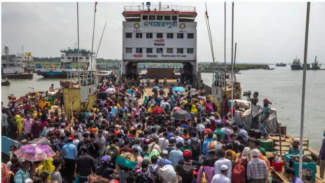 ঈদের আগে ফেরিতে মানুষের উপচ পড়া ভিড়।