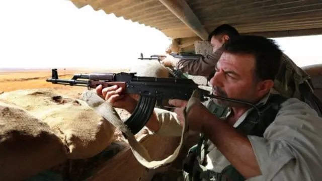 دو مرد در حال تیراندازی