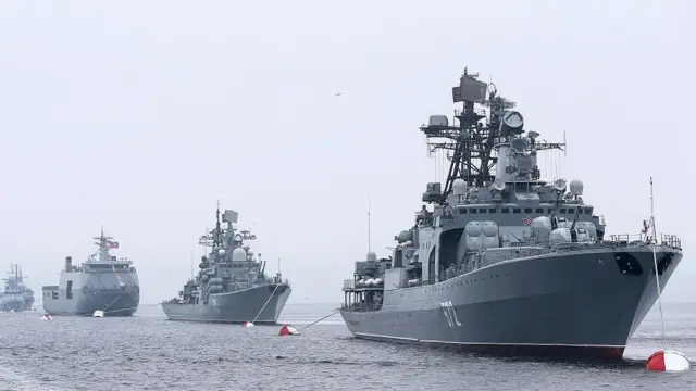 রাশিয়ার প্রশান্ত মহাসাগরীয় নৌবহরের জাহাজ এ্যাডমিরাল ভিনোগ্রাদভ (ডানে)