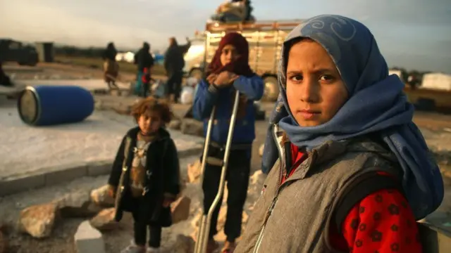Des enfants syriens se préparent à fuir un camp de déplacés, à l'est de Sarmada, dans la province d'Idlib (16 février 2020).