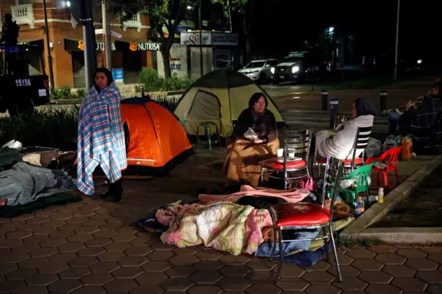 برخی خانوادهها شب را از ترس تکرار زلزله در خیابان به سر کردند.