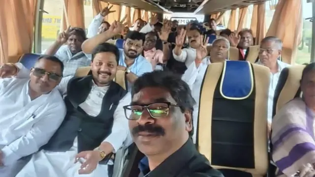 हेमंत सोरेन बस में विधायकों के साथ