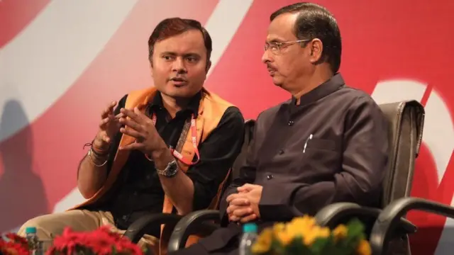 યુપીના નાયબમુખ્ય મંત્રી દિનેશ શર્મા (જમણે) બીબીસી હિંદીના સંપાદક મુકેશ શર્મા સાથે