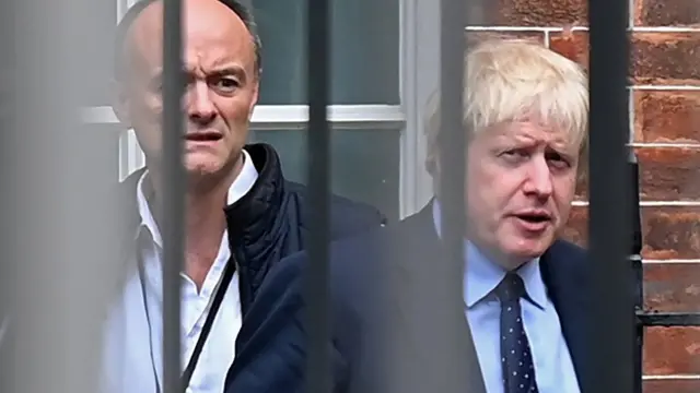 Dominic Cummings e Boris Johnson atrásmr jack bet e confiávelgrade