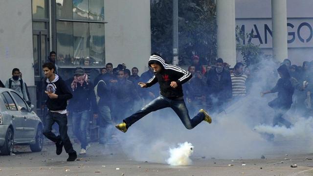 Manifestante desviabet 135uma bombabet 135gás lacrimogêneo durante uma manifestação após a mortebet 135um líder da oposiçãobet 1352013