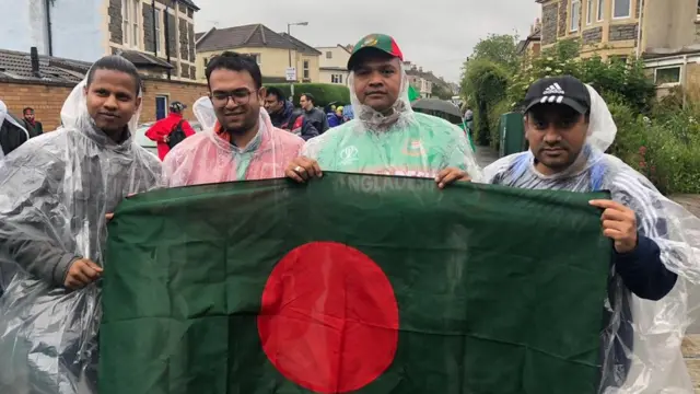 ব্রিস্টলে পতাকা-হাতে রেইনকোট পরা বাংলাদেশের সমর্থক