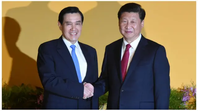 2015年11月7日,马英九与习近平在新加坡APEC峰会期间历史性会面,两人握手长达1分钟20秒,被称为"世纪之握"。