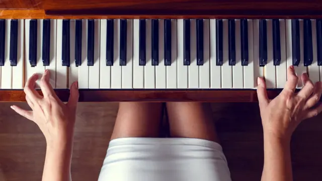 Rhodes, musiqi notlarını bir kənara atıb sevdiyin musiqi üzərində işləməyi təklif edir