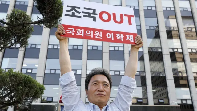 (캡션) 이학재 자유한국당 의원이 2일 오전 서울 종로구 조국 법무부 장관 후보자 사무실 앞에서 '조국 OUT'이라고 적힌 팻말을 들고 있다