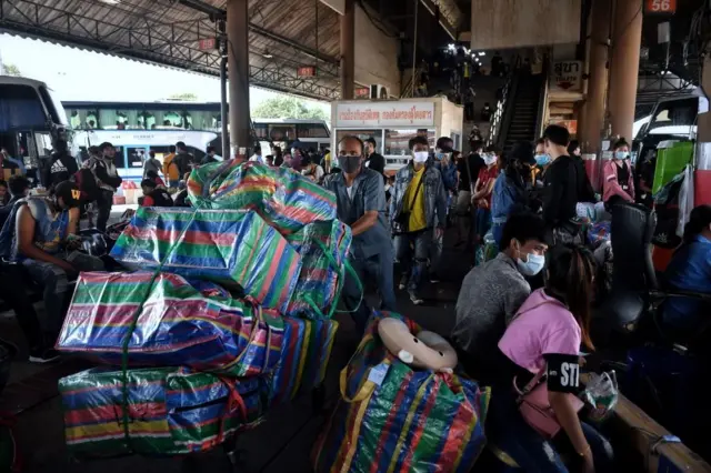 ထိုင်းကနေ မြန်မာနဲ့လာအိုပြန်မယ့်လုပ်သားတွေ