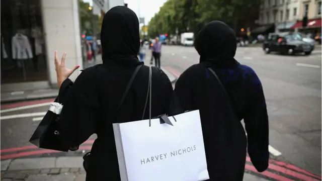 девушки с пакетами из модных магазинов