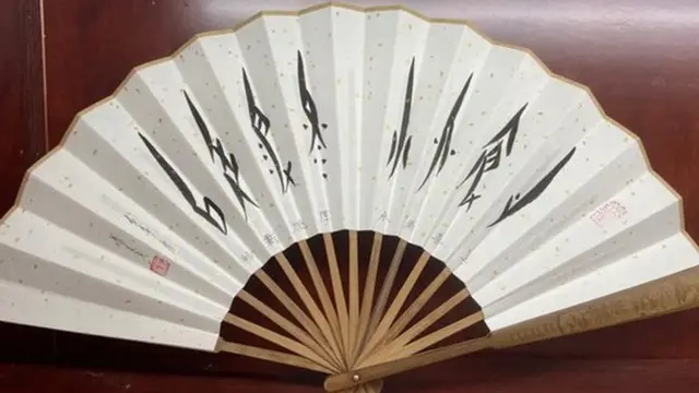 نیُو شُو زخفیہ لکھائی میں تیار کیے گئے عورتوں کے پیغامات پنکھوں، دوپٹوں اور سوتی کمربندوں میں کاڑھے جاتے تھے