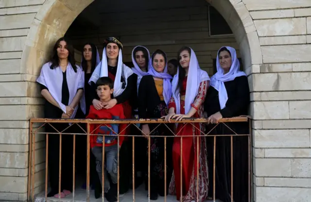 يزيديات حضرن مراسم أداء القسم في معبد لالش، في 18 نوفمبر/تشرين الثاني 2020.