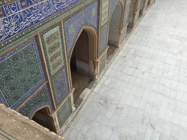 د هرات ډېری لرغونې ودانۍ په نهمه هجري پېړۍ کې د تیموریان د واکمنۍ پرمهال په رنګینو کاشیانو پوښل شوې وې.