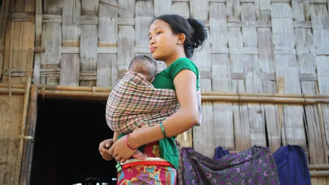 পার্বত্য বান্দরবানে বাচ্চা কোলে এক উপজাতীয় নারী। (ফাইল ফটো)