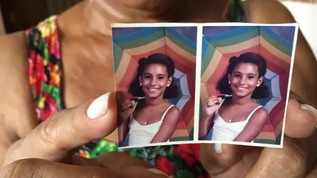 Marinete da Silva, com a foto da filha ainda pequena