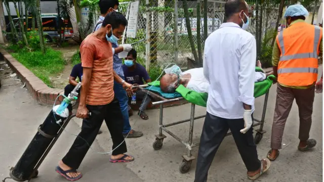 অক্সিজেন নিয়ে হাসপাতালে যাচ্ছেন রোগীর স্বজনেরা