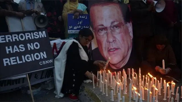 गवर्नर सलमान तासीस को श्रद्धांजलि देते लोग